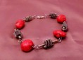 Náramek spirálky s červenými kameny